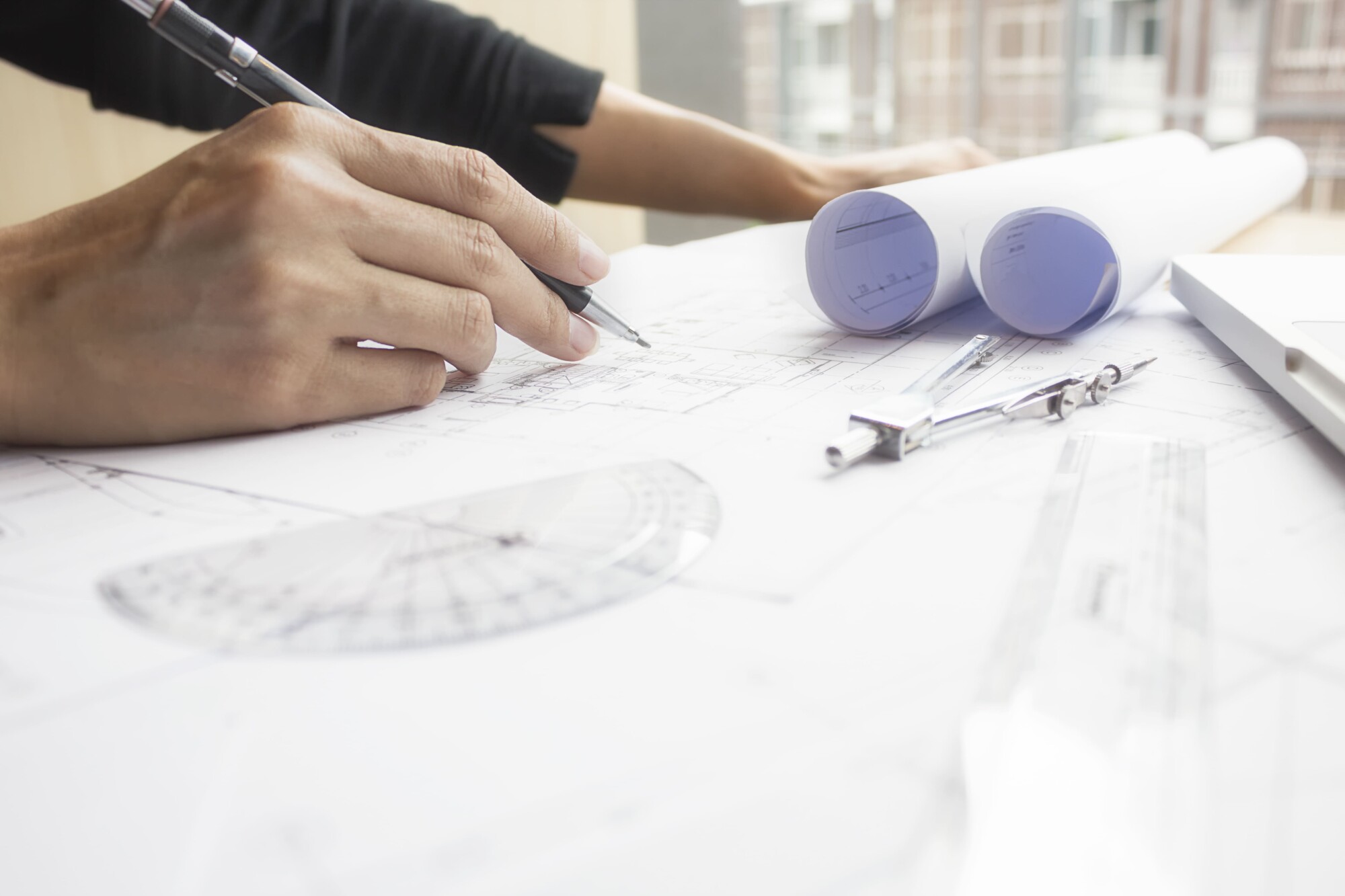 Hands Engineer Working Blueprint Construction Concept Engineering Tools Vintage Tone Retro Filter Effect Soft Focus Selective Focus (2)